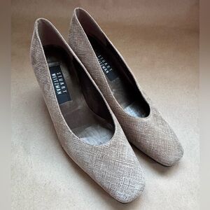 Stuart Weitzman Taupe Crosshatch Textured Leather 2.5” Pumps. Size 8B